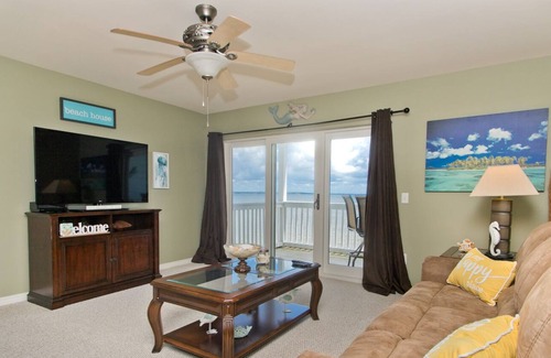 Innerarity Townhomes Casa | Island Time: Peaceful Waterfront Unit with 2 Kayaks!
