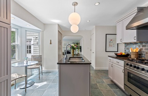 Sag Harbor Casa | Island View Manor-Secluded, Pool Hot, Tub