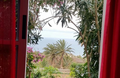 Alojera Apartamento | Finca con frutales, Apto. Isabel cerca de la playa, vistas únicas