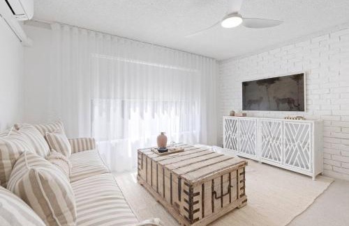 Labrador Apartamento | 'Island Villa' Boho-Coastal Escape by the Waterfront