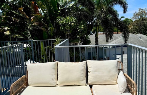 Wilton Manors Apartamento | Islands Inn on the Drive - Reflection Room - Queen Bed - B3