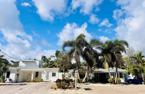 Wilton Manors Apartamento | Islands Inn on the Drive - Reflection Room - Queen Bed - B3