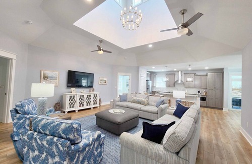 North Litchfield Beach Casa | Isle Be Back Again- Dog Friendly! Private Pool! N. Litchfield Beach