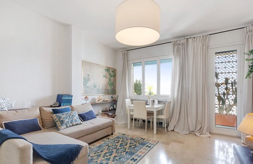 Torre del Mare Apartamento | Isola Casa con una hermosa terraza, impresionantes vistas al mar y aparcamiento privado