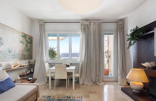 Torre del Mare Apartamento | Isola Casa con una hermosa terraza, impresionantes vistas al mar y aparcamiento privado