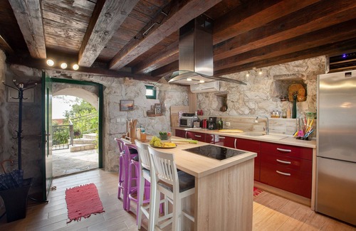 Makarska Villa | CASA DE PIEDRA DEL SIGLO XIX EN PARQUE NATURAL