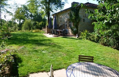 Saint-Antonin Noble Val Casa | casa aislada, piscina climatizada, la tranquilidad de una propiedad de la madera y prados