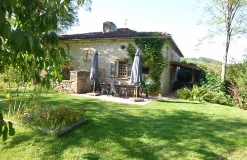 Saint-Antonin Noble Val Casa | casa aislada, piscina climatizada, la tranquilidad de una propiedad de la madera y prados