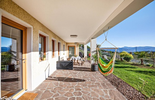 Castelvecchio Alto Apartamento | Apartamento 'Weitblick Kaltern' con vistas a la montaña, terraza privada y jardín