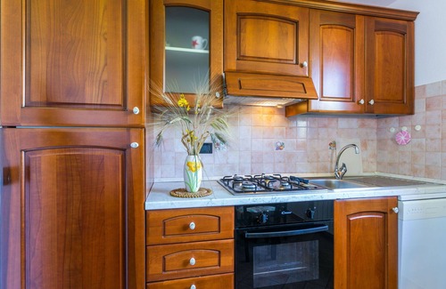 Castelnuovo di Val di Cecina Apartamento | Hermoso apartamento con A/C, piscina, WIFI, TV, patio, mascotas permitida y aparcamiento