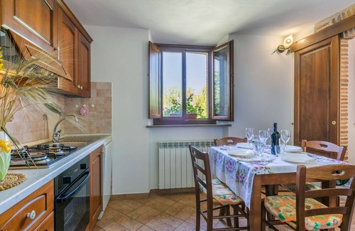 Castelnuovo di Val di Cecina Apartamento | Hermoso apartamento con A/C, piscina, WIFI, TV, patio, mascotas permitida y aparcamiento