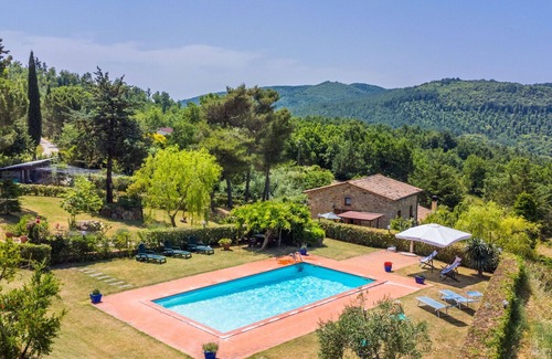 Castelnuovo di Val di Cecina Apartamento | Hermoso apartamento con A/C, piscina, WIFI, TV, patio, mascotas permitida y aparcamiento
