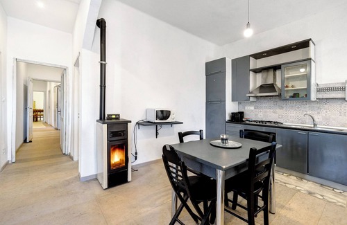 Castelvecchio di Rocca Barbena Apartamento | Apartamento 'Panorama Medievale' con vistas a la montaña, terraza privada y Wi-Fi