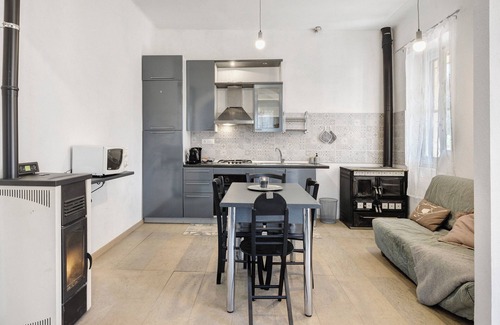 Castelvecchio di Rocca Barbena Apartamento | Apartamento 'Panorama Medievale' con vistas a la montaña, terraza privada y Wi-Fi