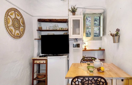 Castelvecchio di Rocca Barbena Apartamento | Apartamento 'La Casa Della Lavanda' con vistas a la montaña, terraza privada y Wi-Fi
