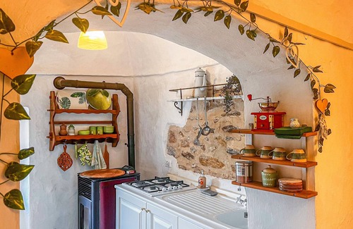Castelvecchio di Rocca Barbena Apartamento | Apartamento 'La Casa Della Lavanda' con vistas a la montaña, terraza privada y Wi-Fi