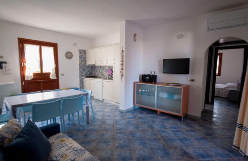 Monte Petrosu Casa | Apartamento con jardín y wi-fi en residencia con piscina.
