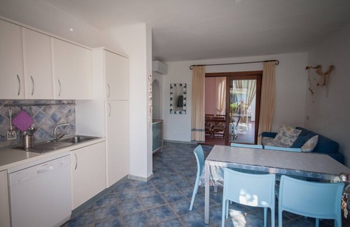 Monte Petrosu Casa | Apartamento con jardín y wi-fi en residencia con piscina.