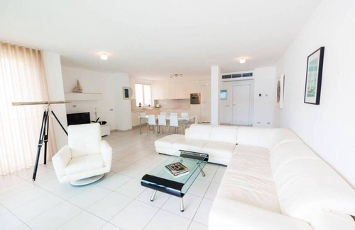 Maccagno Apartamento | 4 bed apartment, pool & jacuzzi, walk to restaurants, WIFi, lake views