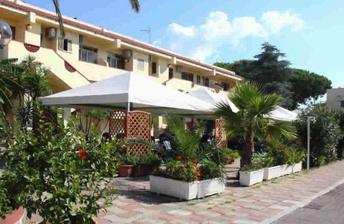 Santa Maria del Cedro Casa | Bungalows surrounded by greenery a stone's throw from the sea