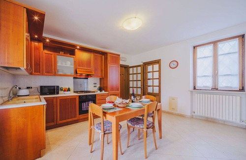 Querceta Casa | Maravillosa casa de vacaciones privada para 10 personas con WIFI, A/C, TV, patio y aparcamiento