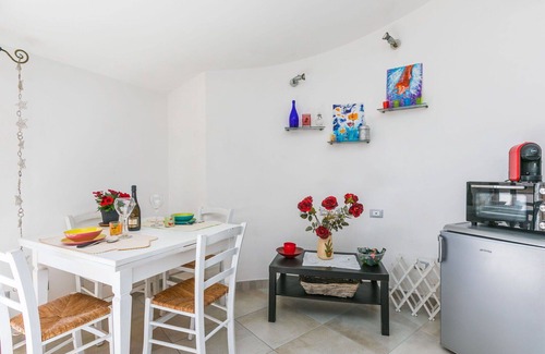 Rosignano Solvay Apartamento | Acogedor apartamento para 2 personas con WIFI, TV, terraza, mascotas permitida y aparcamiento