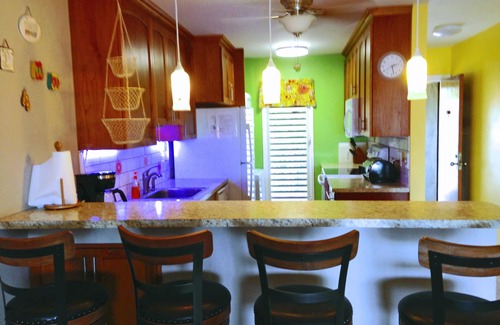 Estate Golden Rock Condominio | Es una brisa para disfrutar de nuestro condominio con vista al mar, solo Flip Flop Inn.