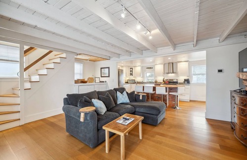 Newbury Casa | It's All Good | Hot Tub | Steps to Beach | Yard