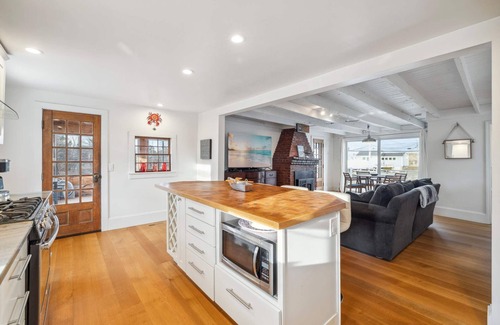 Newbury Casa | It's All Good | Hot Tub | Steps to Beach | Yard