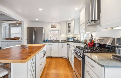 Newbury Casa | It's All Good | Hot Tub | Steps to Beach | Yard