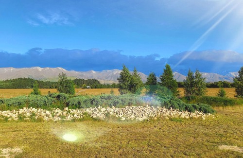 Ben Ohau Cabaña | It's outside town center. Enjoy the mountain view in day time and dark night sky