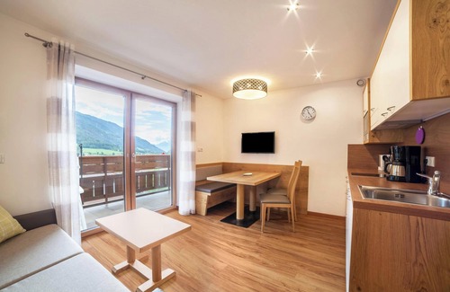 San Leonardo in Passiria Apartamento | Apartamento vacacional "Laugen I" con vistas a la montaña, Wi-Fi, jardín, terraza y balcón