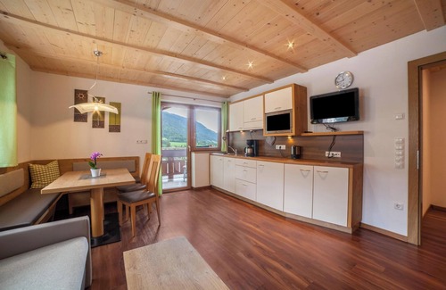 San Leonardo in Passiria Apartamento | Apartamento vacacional "Plattner II" con vistas a la montaña, Wi-Fi, terraza y balcón