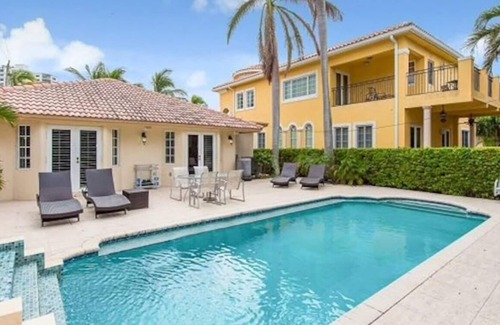 Birch Park Finger Streets Casa | Italian Beach House with Pool & King Bed 💎