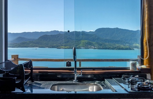 Portinho Apartamento | Italian panoramic penthouse suite and hill 12 minutes from the beach, we accept pets!