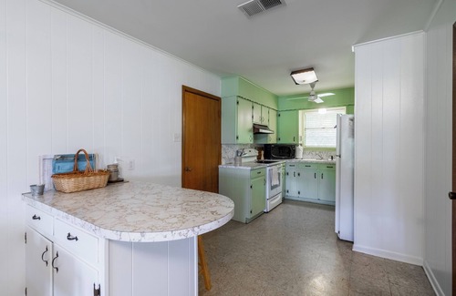 Malakoff Casa | It’s FALL! Cooler temps, Area Festivals! Family or couples getaway with pups!