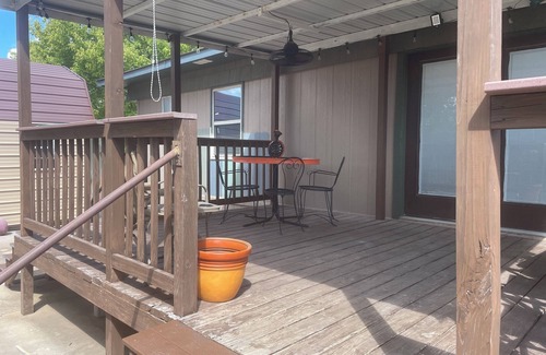 Blaine County Casa | IV Rozes Ranch Charming 3-bedroom country house with AC and WiFi in Longdale.