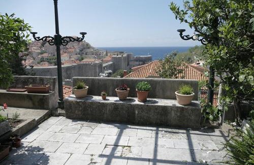 Pile Apartamento | Ivo's garden studio apartment, near the old town