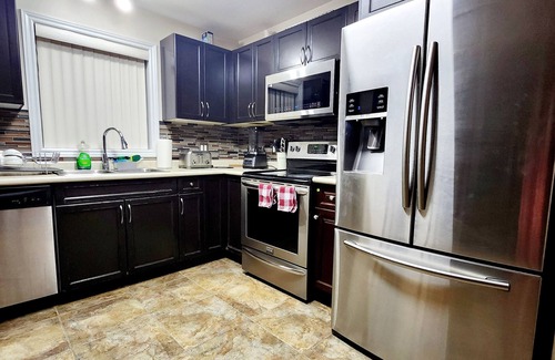 London Casa | Ivory Staycation-Shared kitchen , washroom (2-1), Street Parking at owners risk