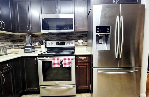 London Casa | Ivory Staycation-Shared kitchen , washroom (2-1), Street Parking at owners risk