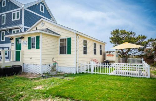 Long Beach Casa | Ivy Cottage by Oak Island Accommodations