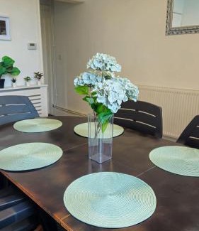 Derby Casa | IVY GREEN HOUSE - SLEEPS upto 7, CENTRAL LOCATION, WIFI, NETFLIX, PARKING - NEWLY DECORATED