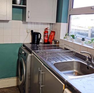 Derby Casa | IVY GREEN HOUSE - SLEEPS upto 7, CENTRAL LOCATION, WIFI, NETFLIX, PARKING - NEWLY DECORATED