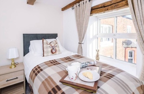 Chorlton-by-Backford Casa | Ivy House, Luxury Cheshire Cottage for relaxation. Chester Zoo ·