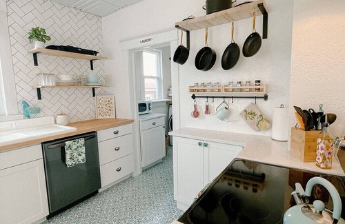 Joplin Casa | Ivy Jungalow | Bright, Clean, & near Downtown
