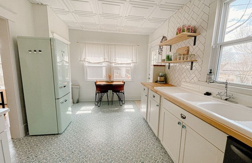 Joplin Casa | Ivy Jungalow | Bright, Clean, & near Downtown