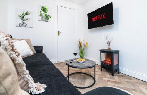 Peterborough Casa | J&J stays 5 bedroom detached house in Peterborough with parking