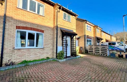 Peterborough Casa | J&J stays 5 bedroom detached house in Peterborough with parking