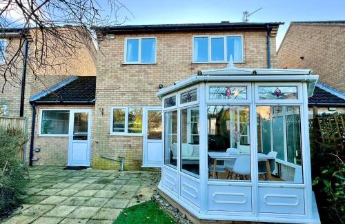 Peterborough Casa | J&J stays 5 bedroom detached house in Peterborough with parking