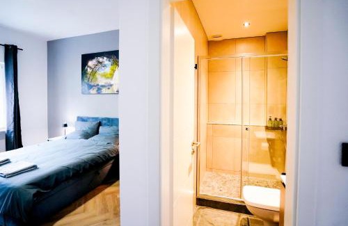 Hauptbahnhof Casa | J&JBermudaStay a Luxurious Double-Bedroom with a Private Bathroom and Shared Kitchen in Bochum Center-Bermuda3Eck